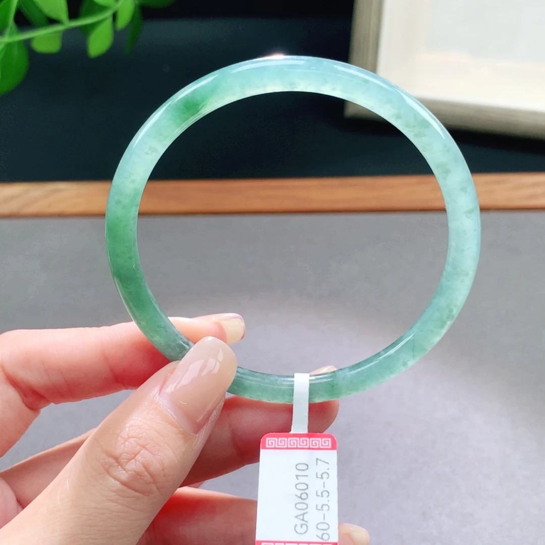 翡翠手镯未镶嵌天然