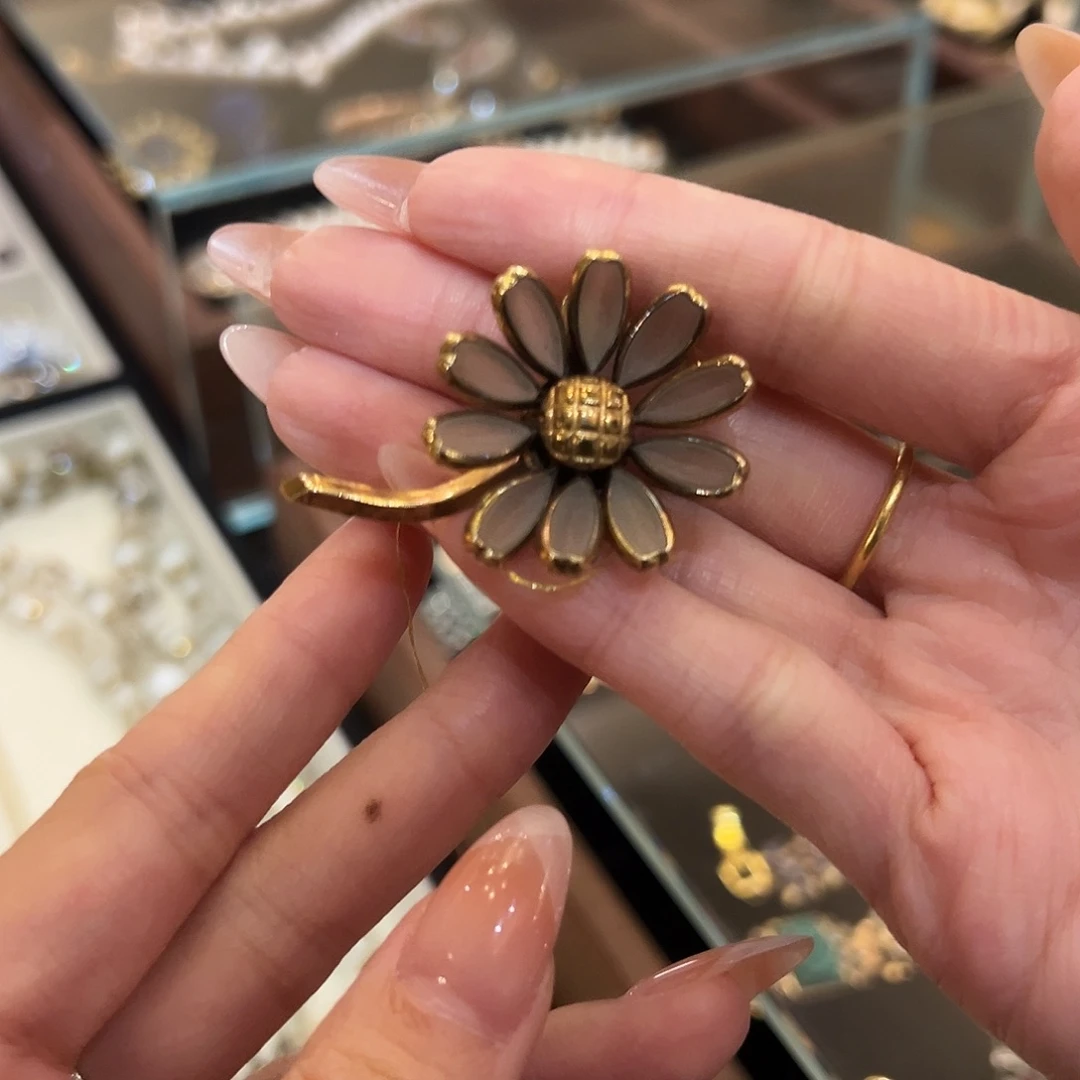 仿水晶铁合金小雏菊胸针