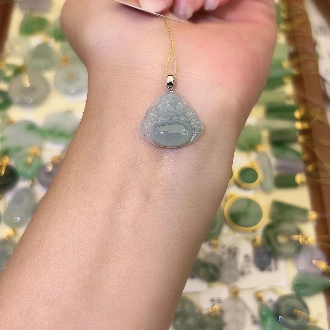 吃***猴翡翠18K金镶嵌颈饰佛公
