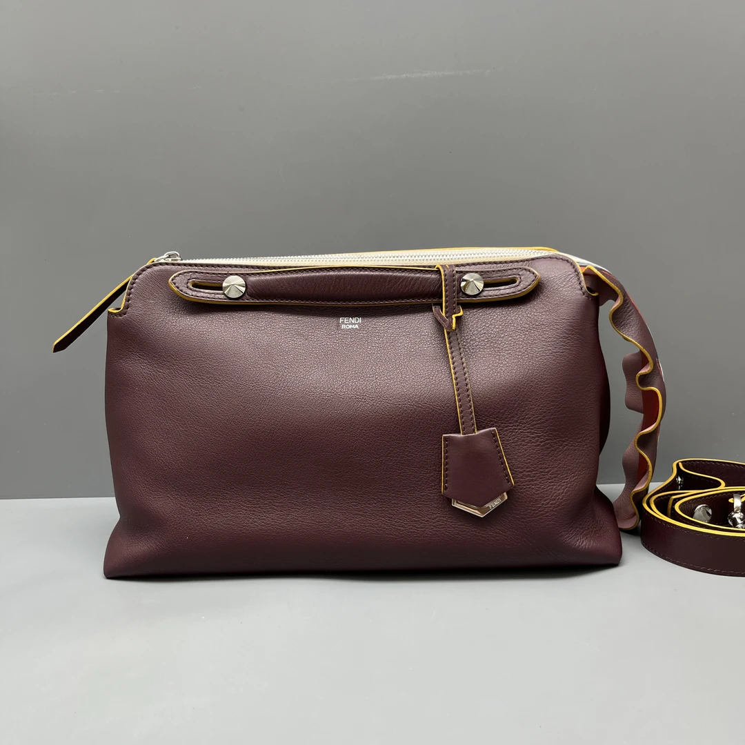 95新 FENDI/芬迪 拼色By the way枕头包 尺寸33*20 SV16610