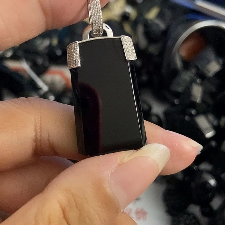 颈饰18K金镶嵌翡翠墨翠