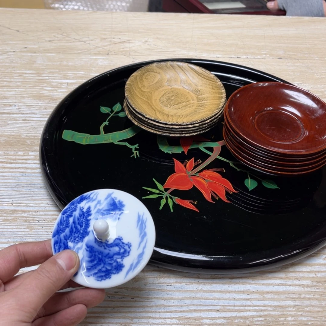 瓷片B****k密密麻麻地排列着一个大