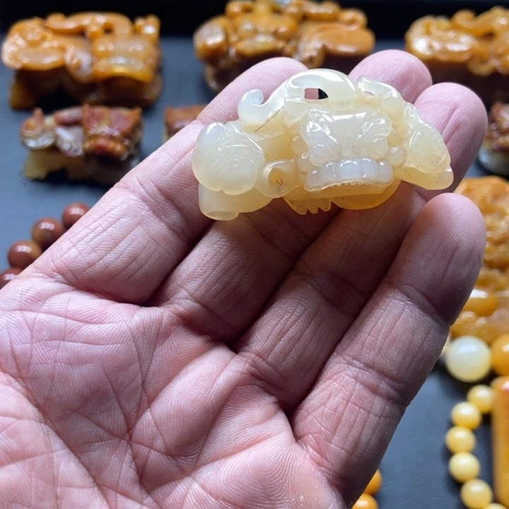 石英质玉（黄龙玉）未镶嵌颈饰