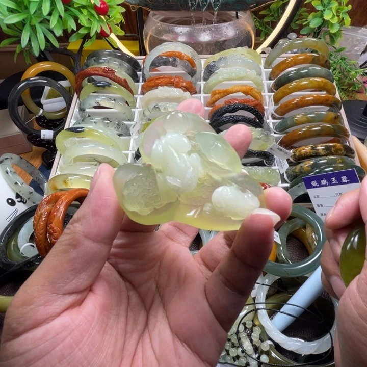 蛇纹石玉未镶嵌颈饰