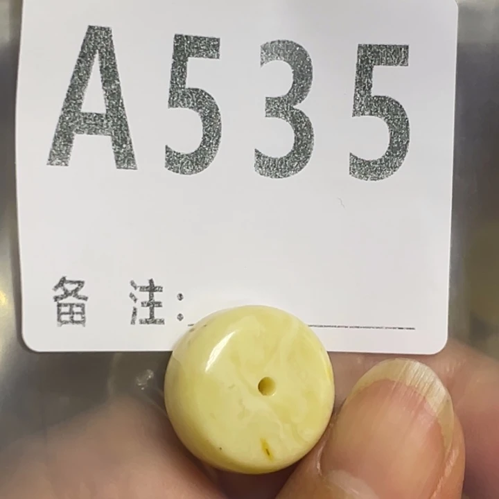 琥珀未镶嵌裸石微瑕17.9，9.9