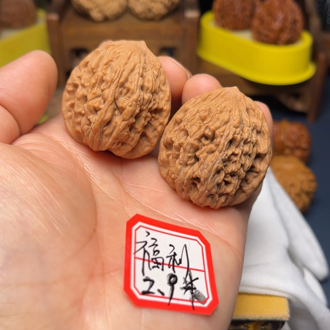 文玩核桃吊坠虎头