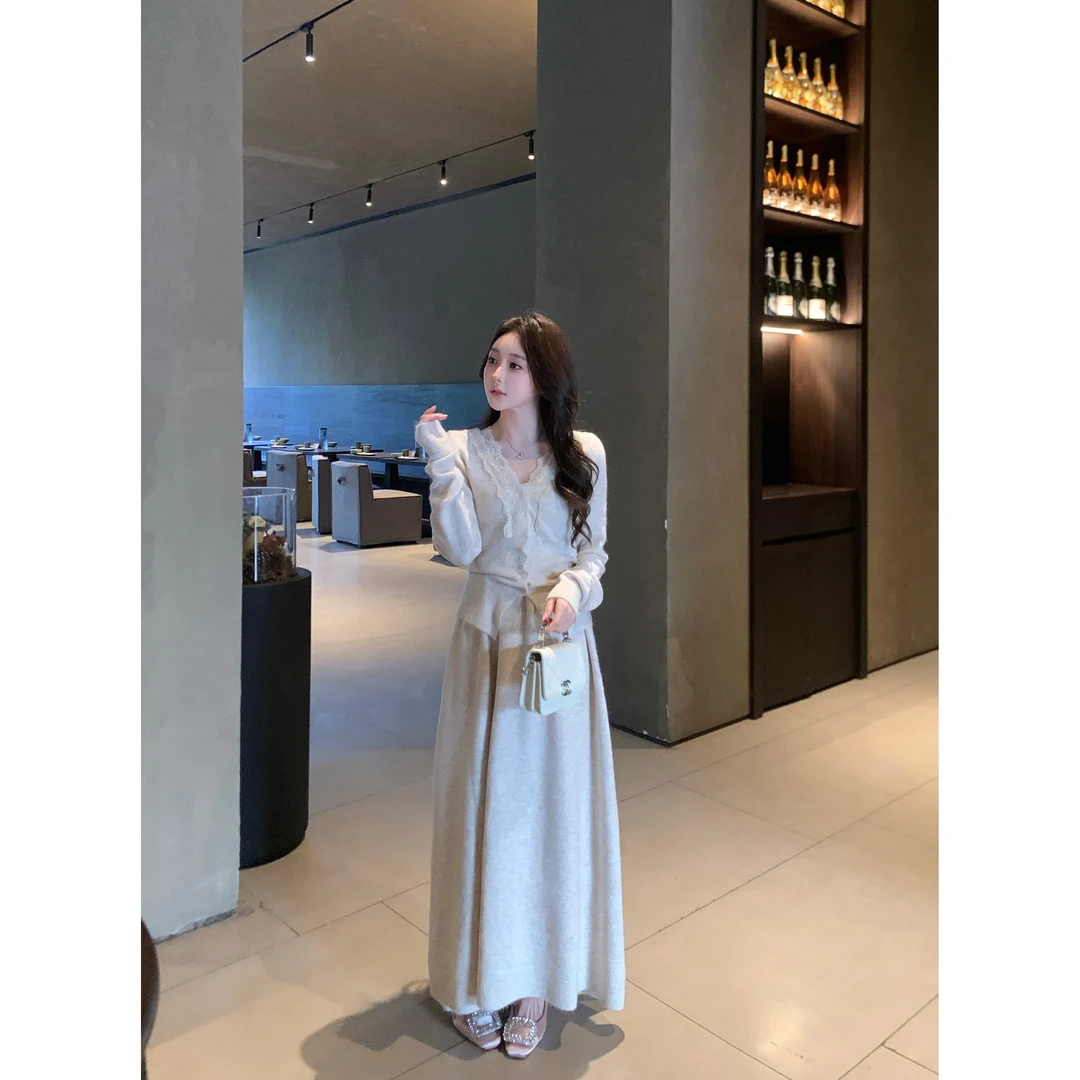 2025年韩系时尚穿搭蕾丝v领拼接开衫毛衣女法式气质高级半裙套装