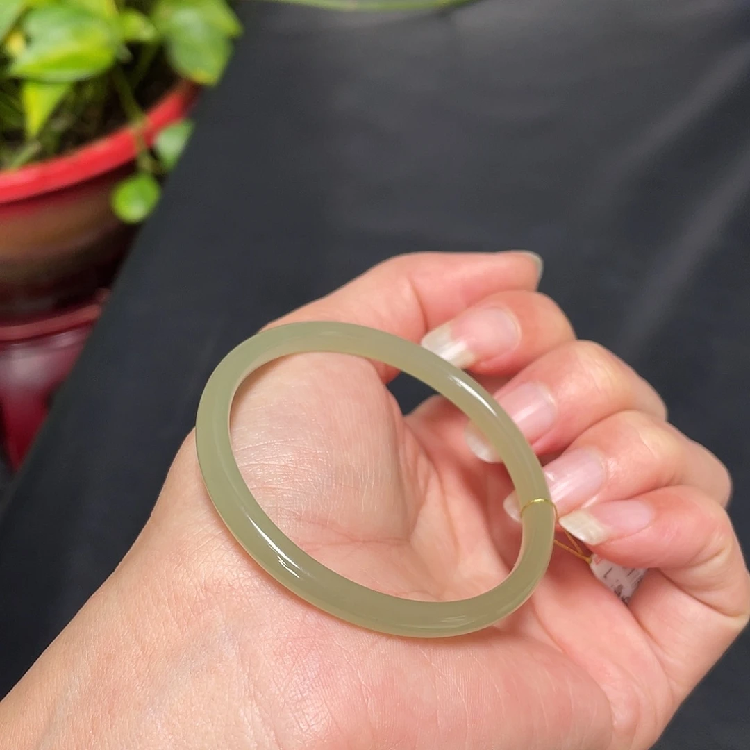 和田玉未镶嵌手镯