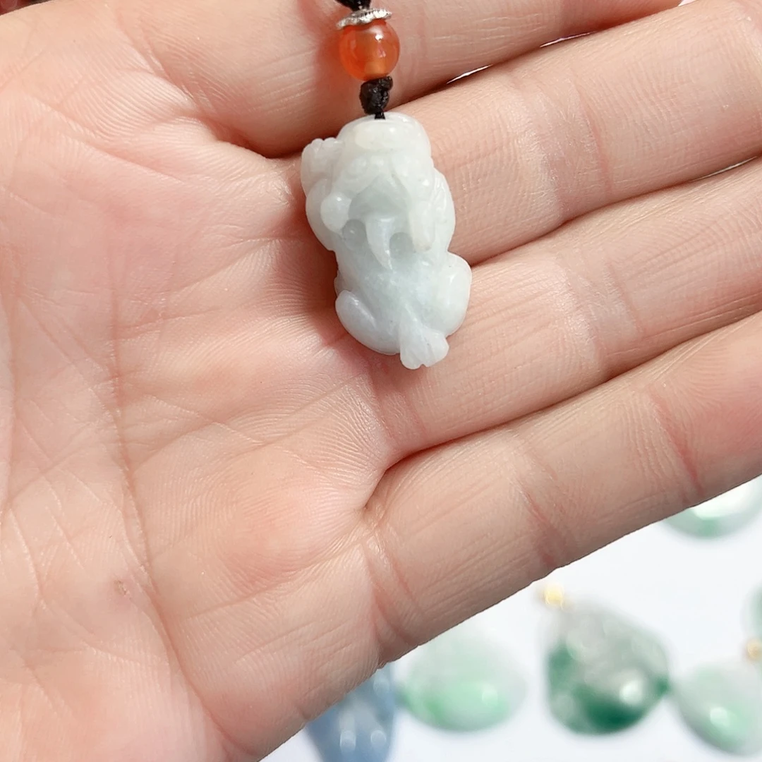 翡翠未镶嵌颈饰貔貅