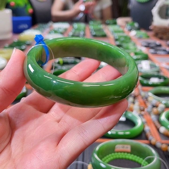 和田玉手镯未镶嵌辣阳绿