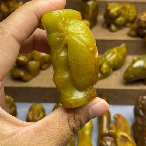 蛇纹石玉未镶嵌颈饰19
