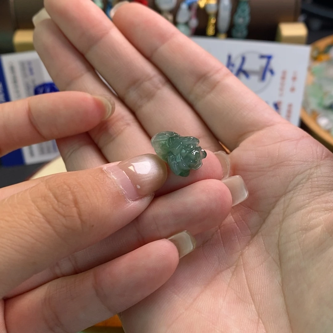 如***^翡翠未镶嵌颈饰17918