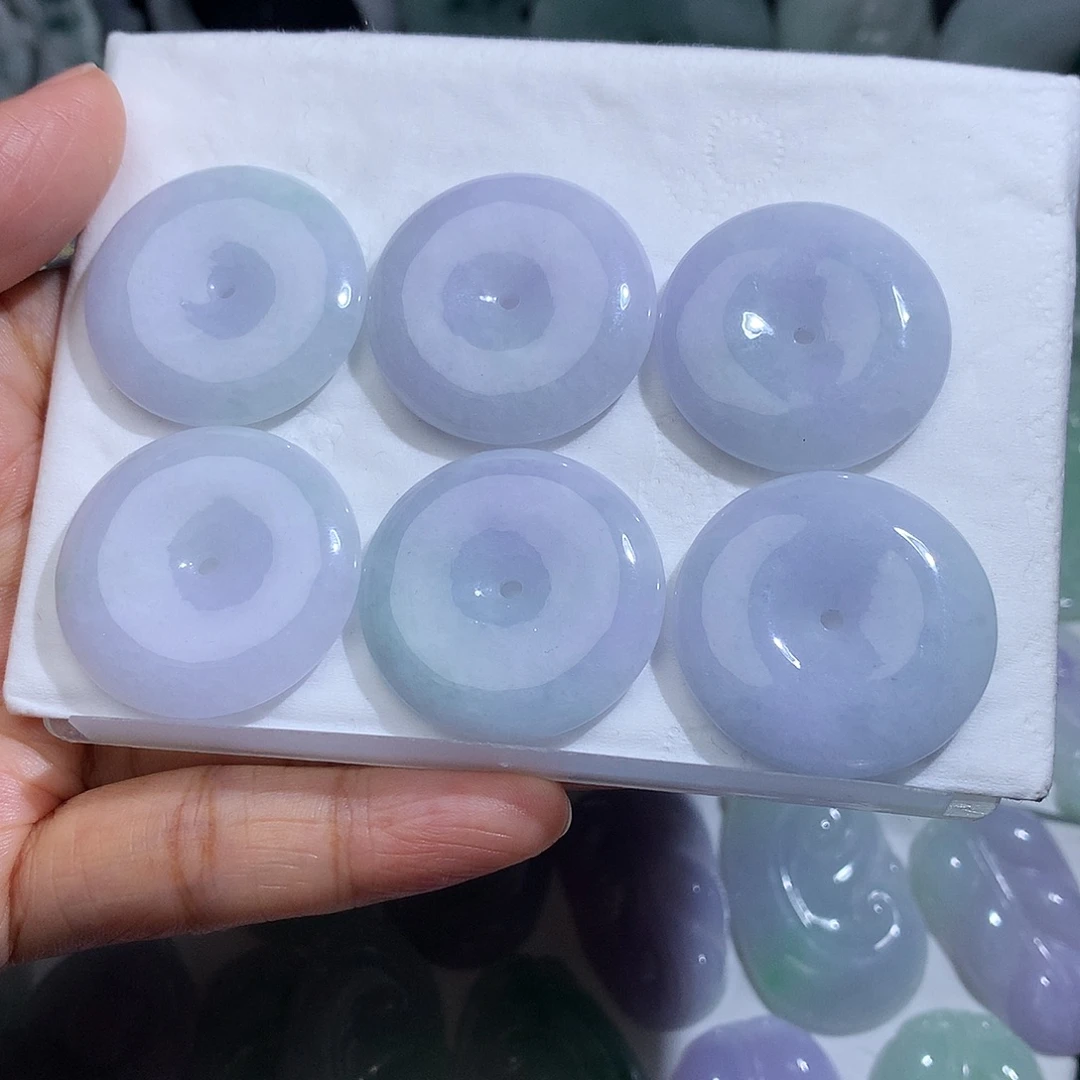 翡翠未镶嵌颈饰多样性发其一