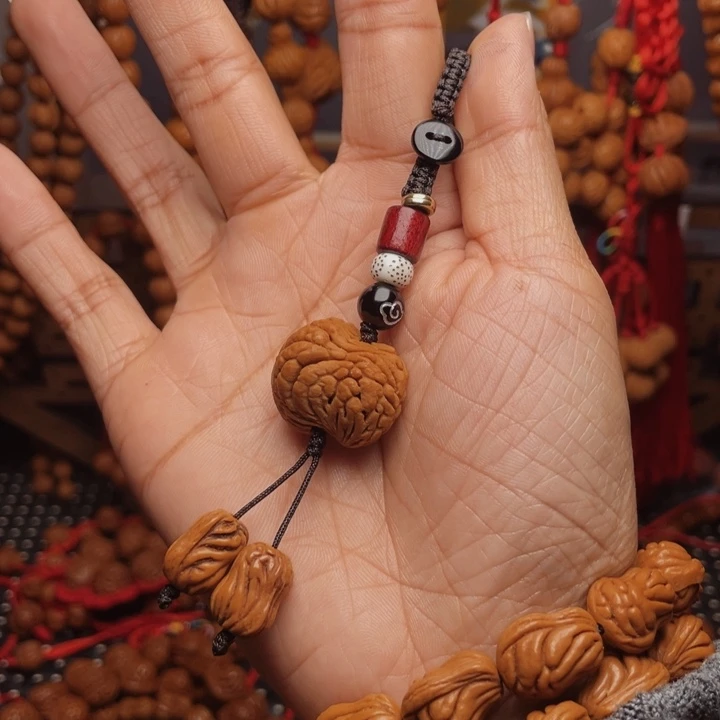 木质类龙纹桃枭挂件