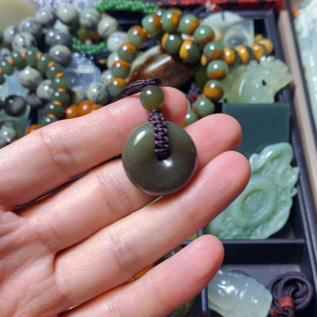 蛇纹石玉未镶嵌颈饰