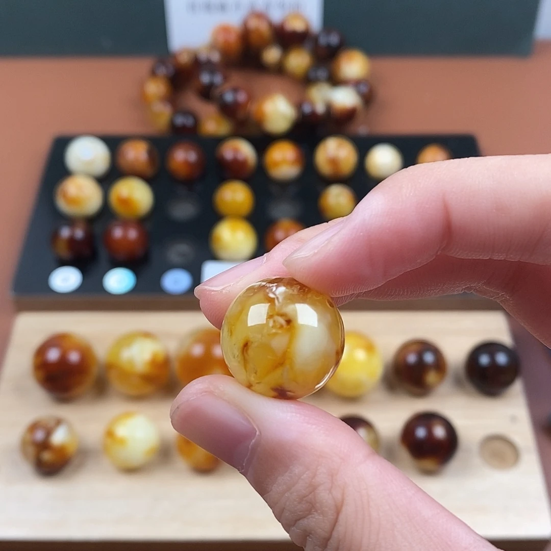 姜***珍裸石琥珀未镶嵌蜜蜡