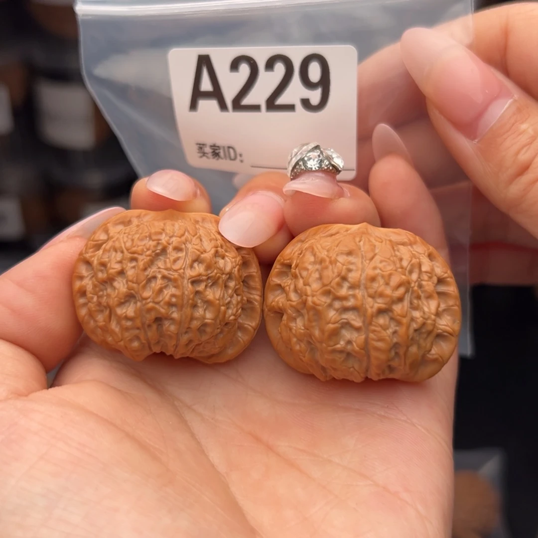 文玩核桃吊坠血麒麟37