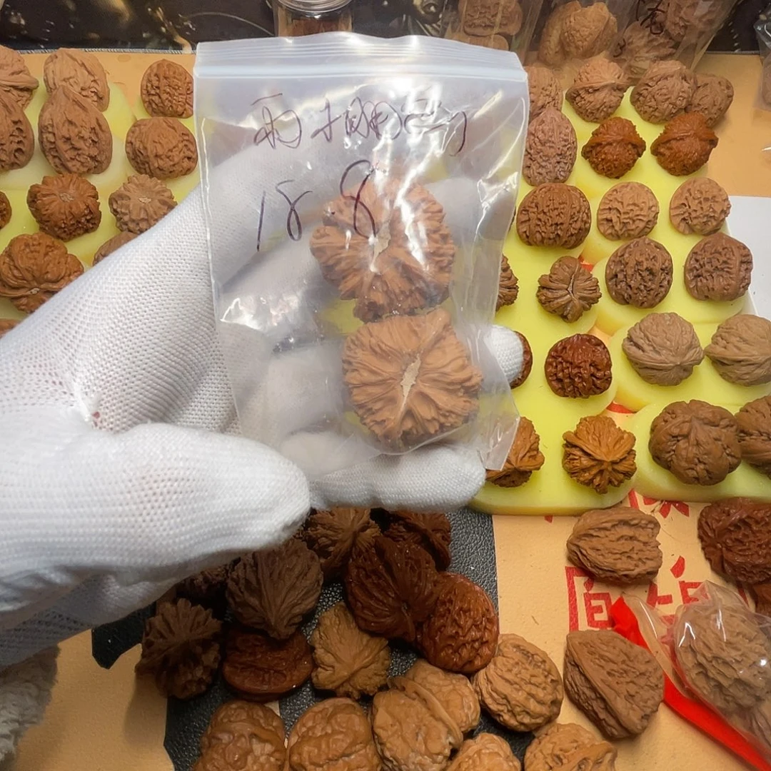 雨***画吊坠文玩核桃密纹