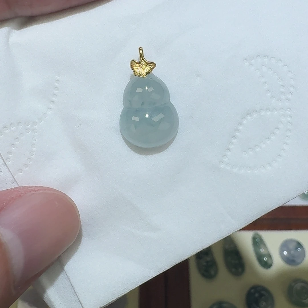 翡翠18K金镶嵌颈饰飘花葫芦