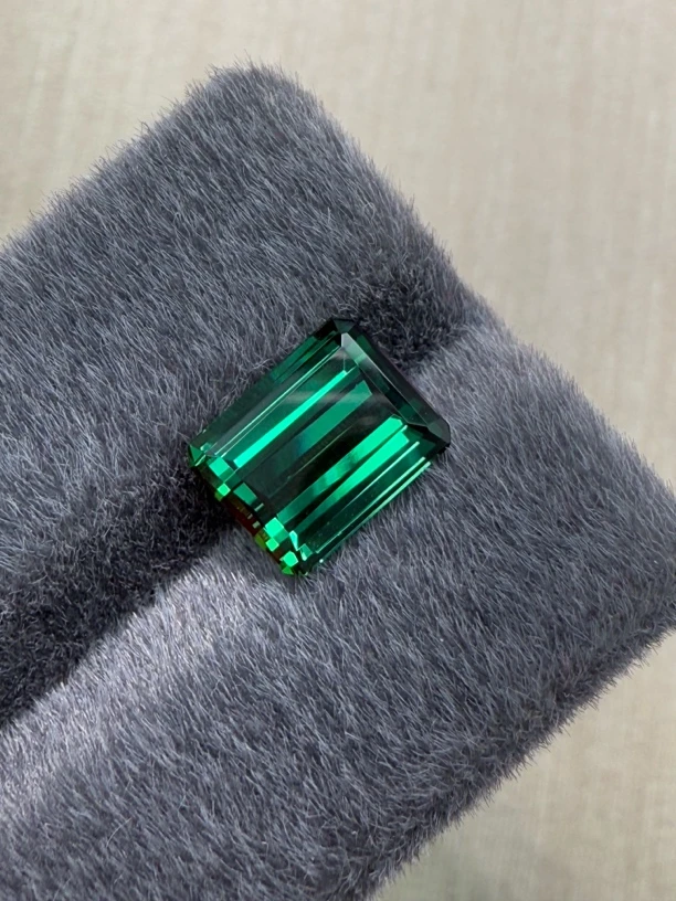 4.03ct天然碧玺裸石，尺寸9.8*7.8*5.5mm，颜色美艳 ，晶体通透