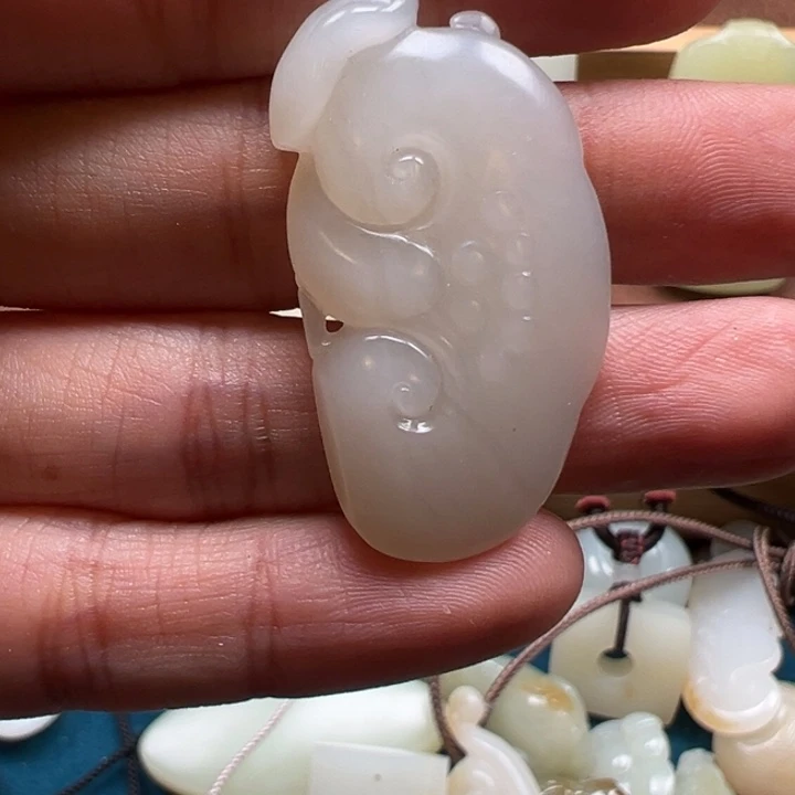 和田玉未镶嵌颈饰如意