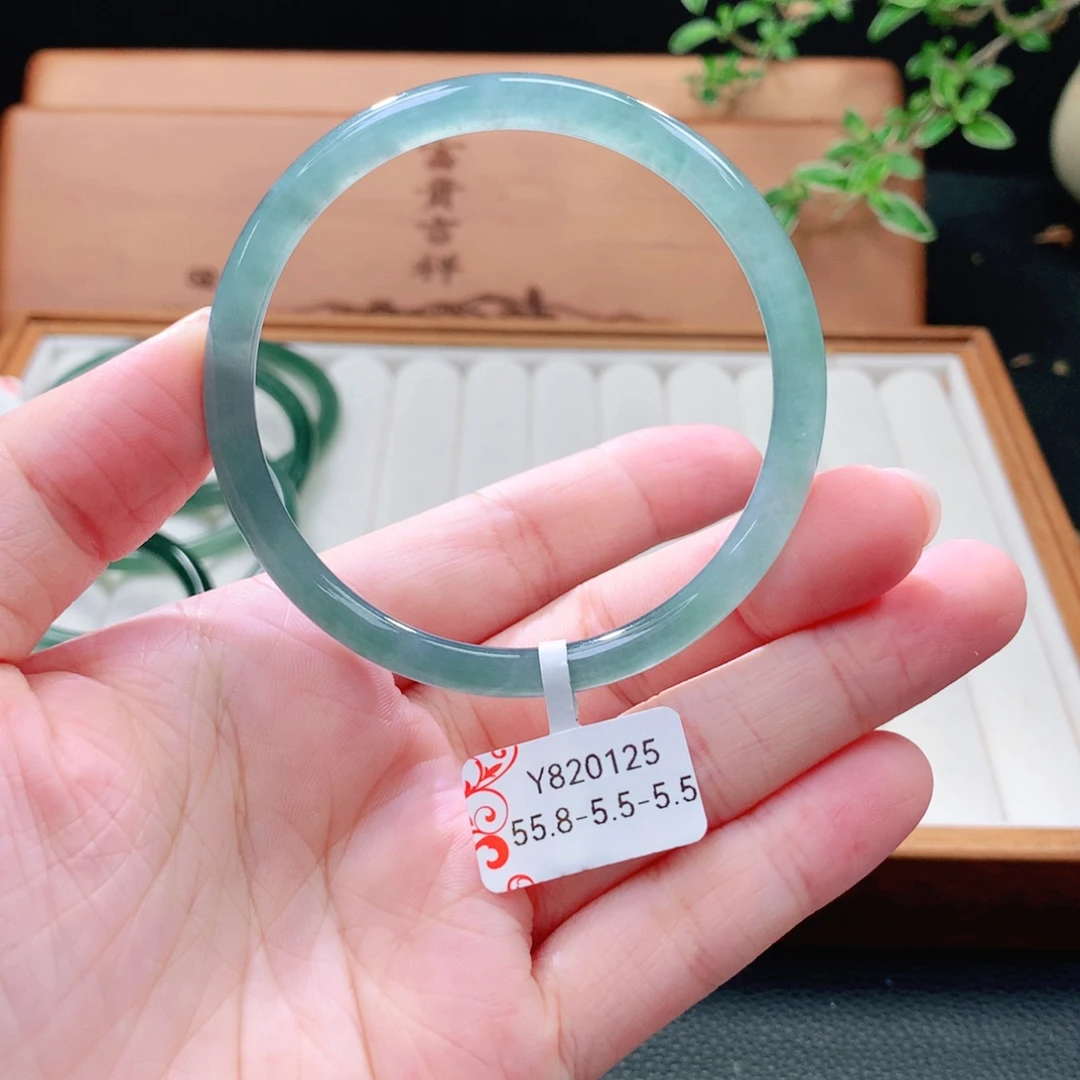 翡翠未镶嵌手镯（圆镯）