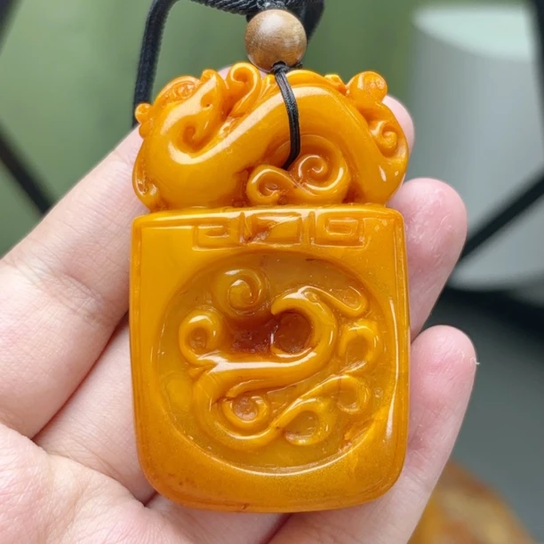 橘皮满蜡瑕疵老蜜蜡仿古龙牌子吊坠62×38×15（669号）