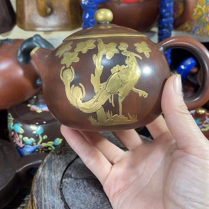 茶壶紫泥原矿泥料手工制作的一把紫砂壶。