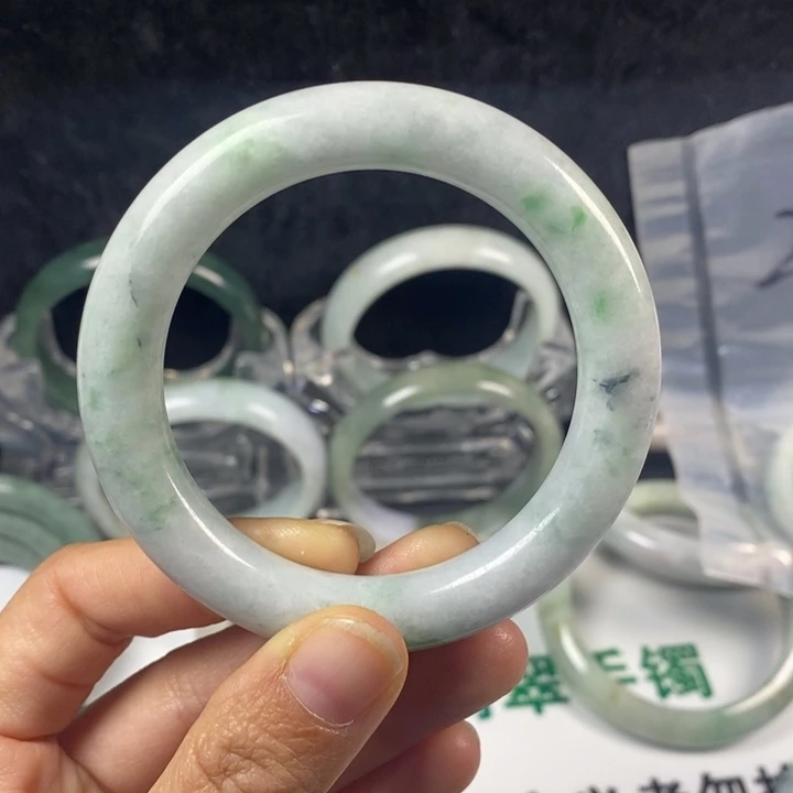 翡翠未镶嵌手镯7号。 52.6圈