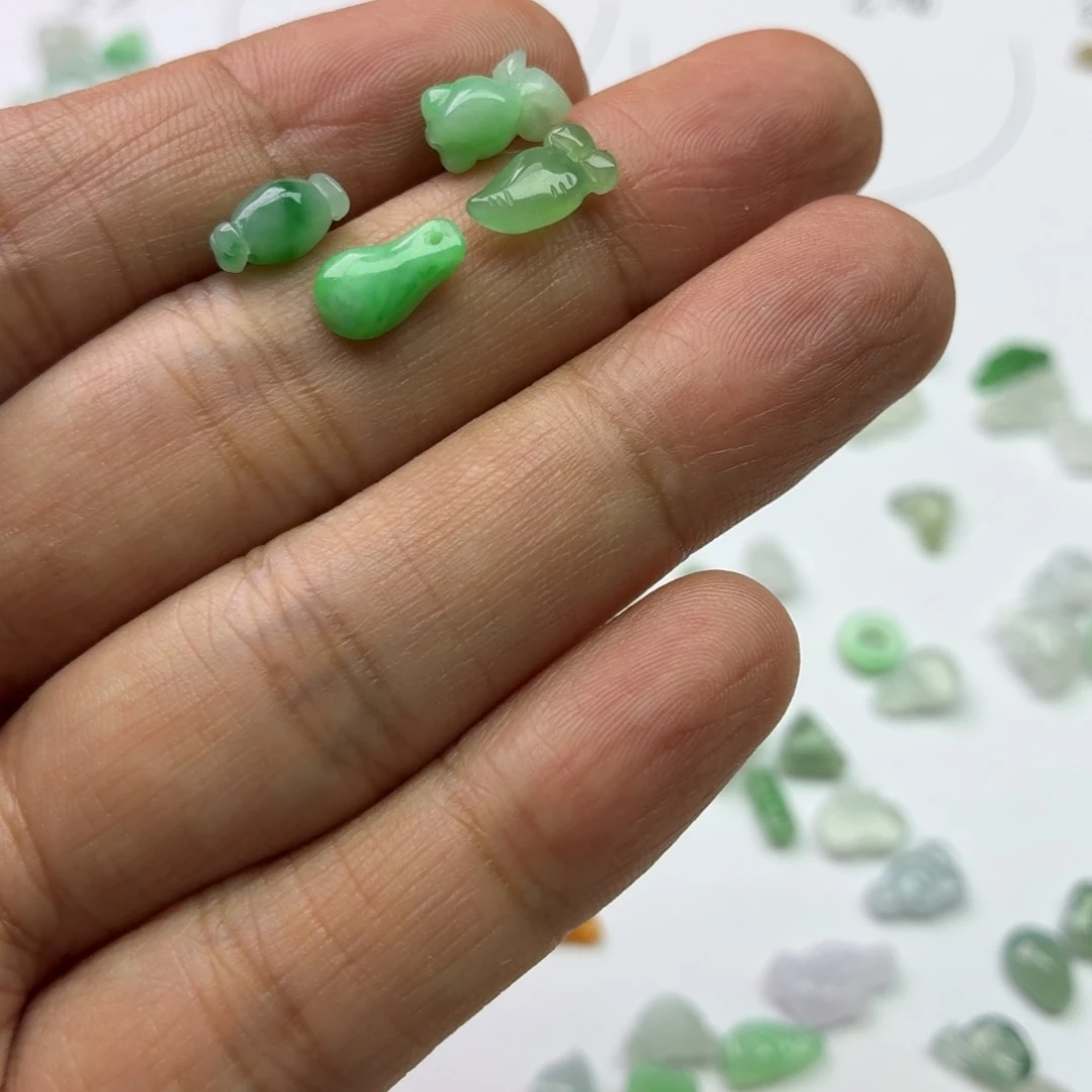 翡翠未镶嵌颈饰石**妈滴流