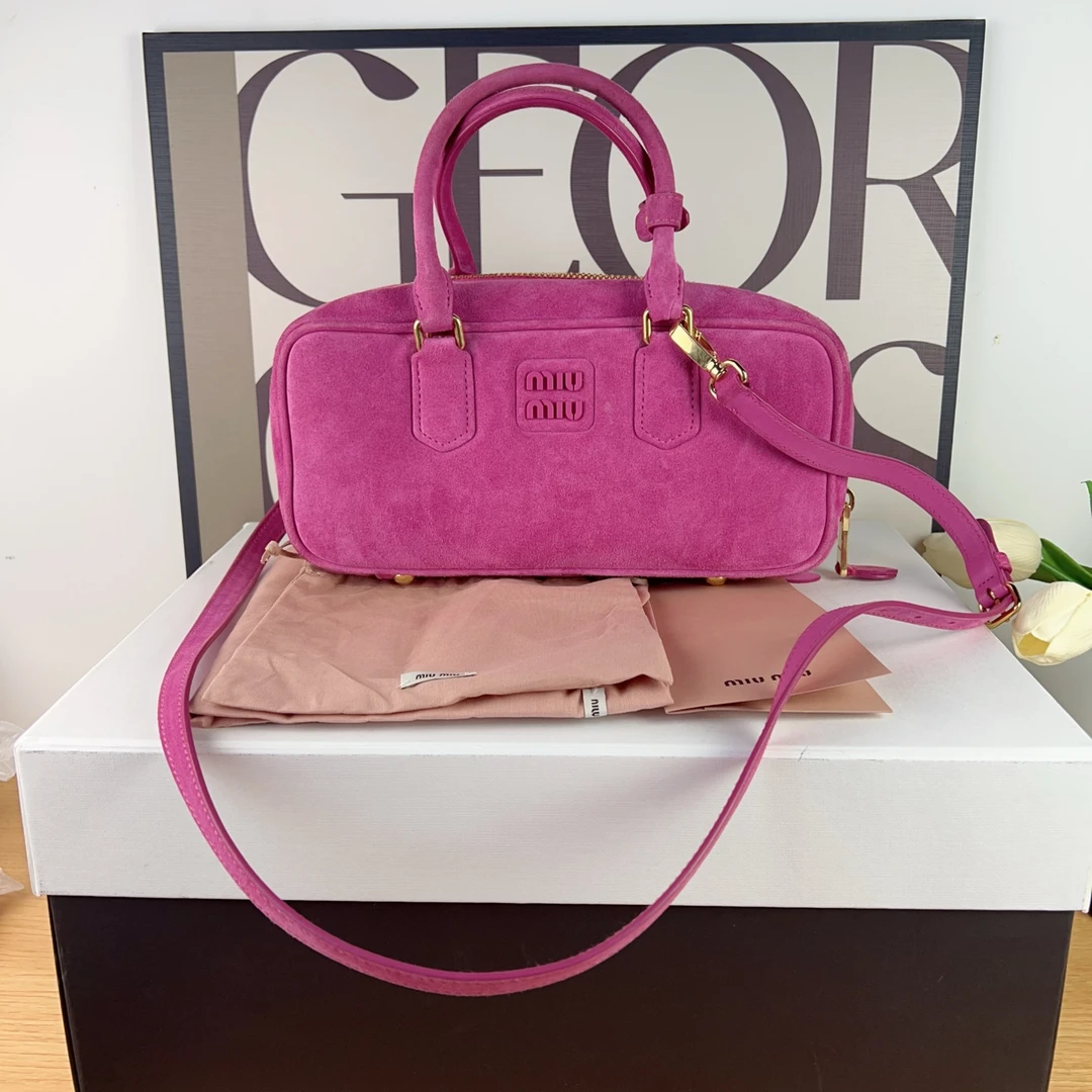 99新 MIU MIU/缪缪 春夏玫粉色麂皮大号复古保龄球包 25年票