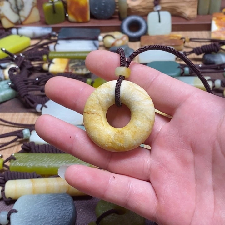 蛇纹石玉挂件未镶嵌梵**颂