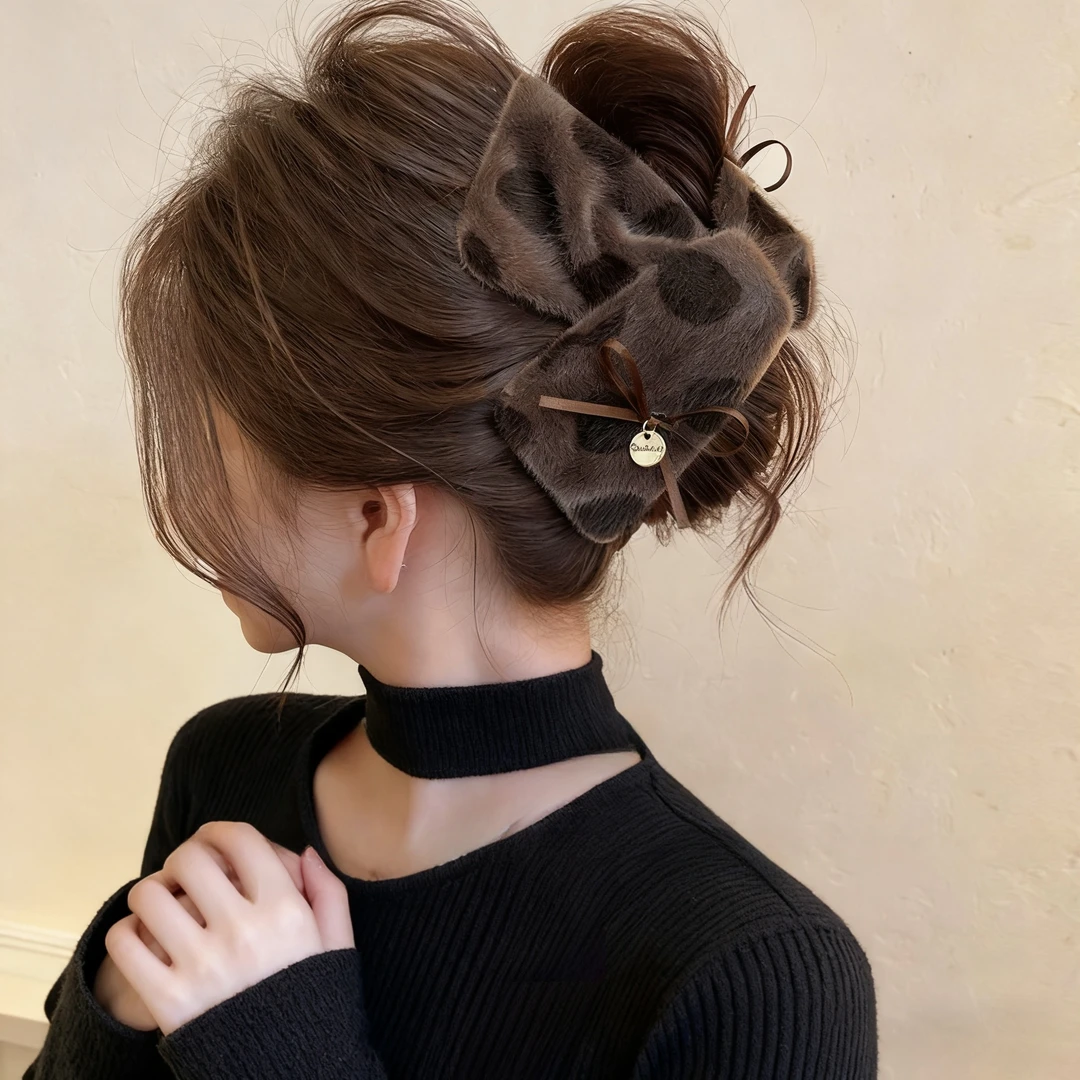 波点毛绒三角抓夹女2025新款高级感发量多鲨鱼夹大号盘发发饰秋冬