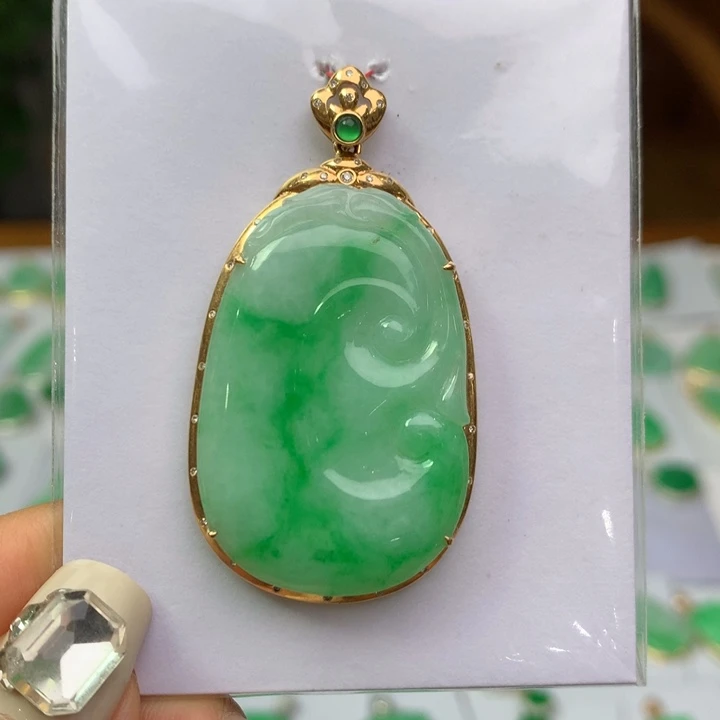 翡翠18K金镶嵌颈饰