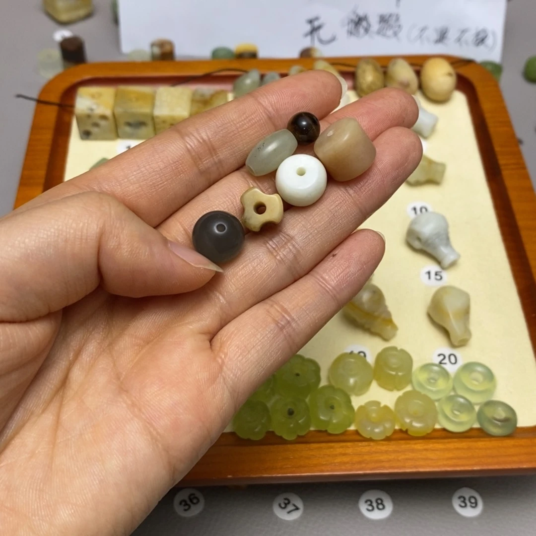 蛇纹石玉配饰合金思*