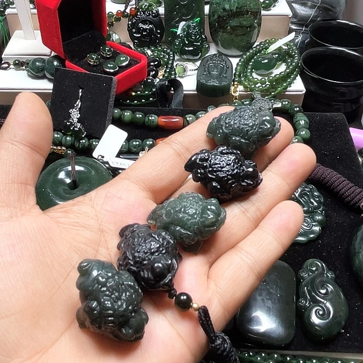 蛇纹石玉未镶嵌颈饰