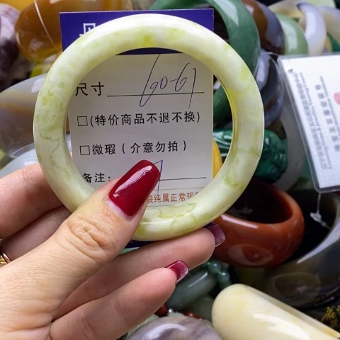蛇纹石玉手镯未镶嵌龙***里