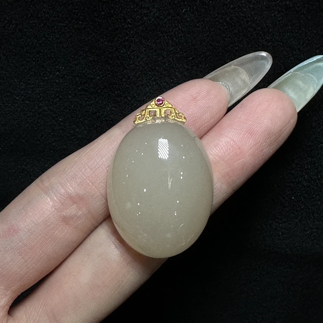 18K和田玉吊坠 约30x23x13mm