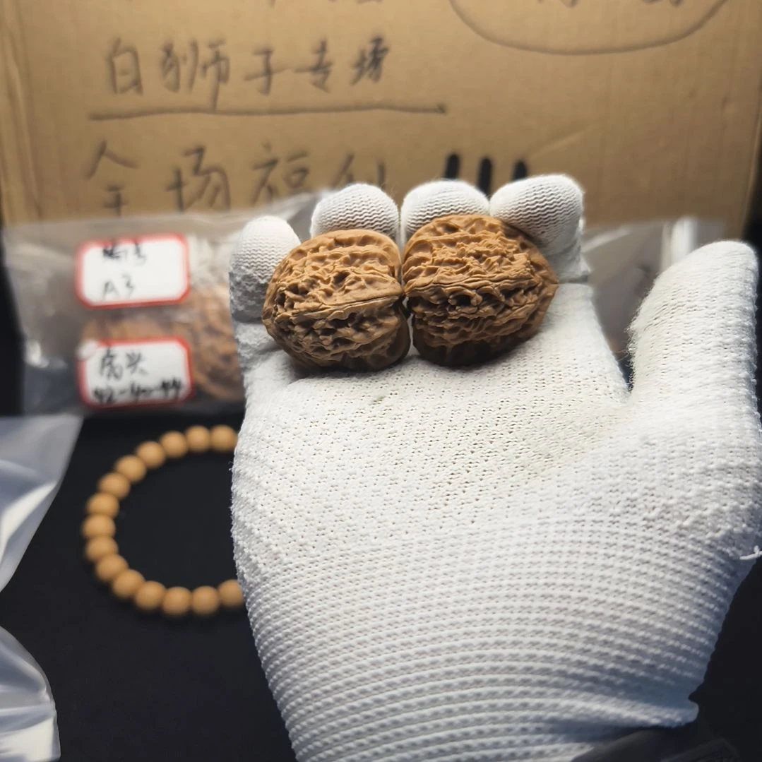 文玩核桃吊坠三角白