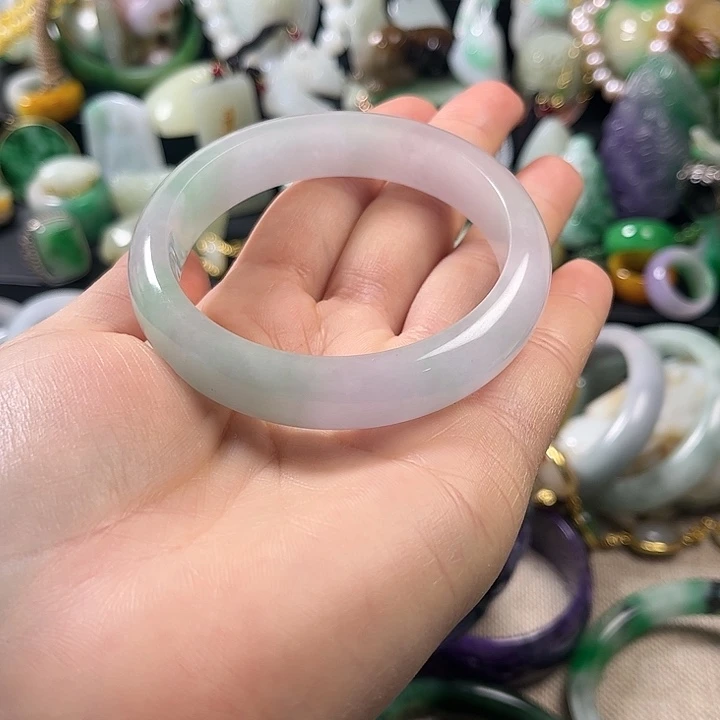 柒****翡翠未镶嵌颈饰翡翠未镶嵌颈饰