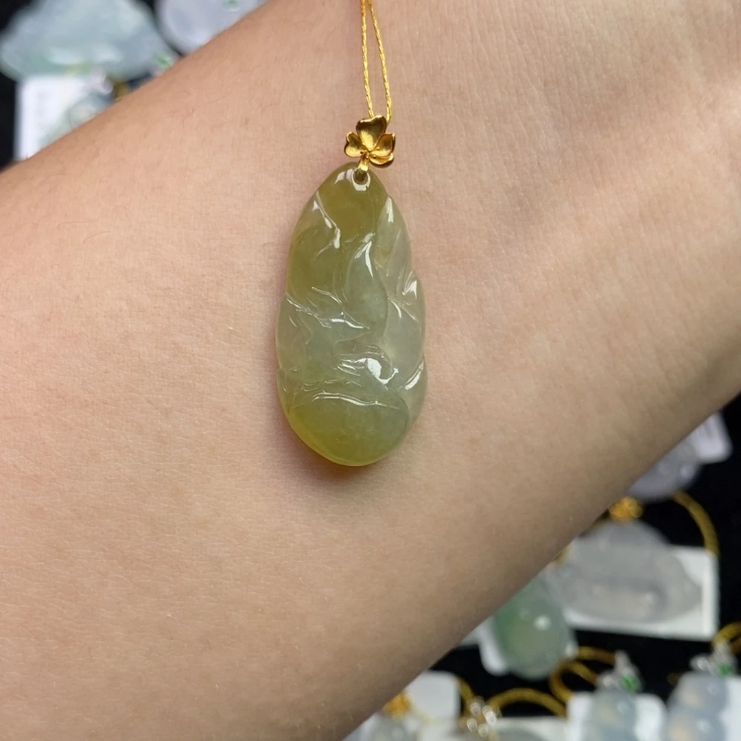 翡翠18K金镶嵌颈饰九尾