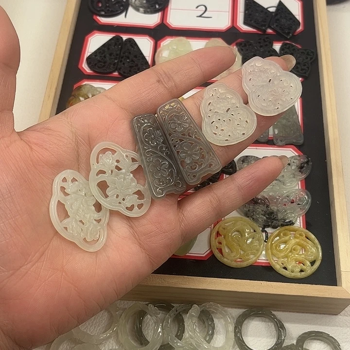 莫***5透闪石-蛇纹石玉合金颈饰