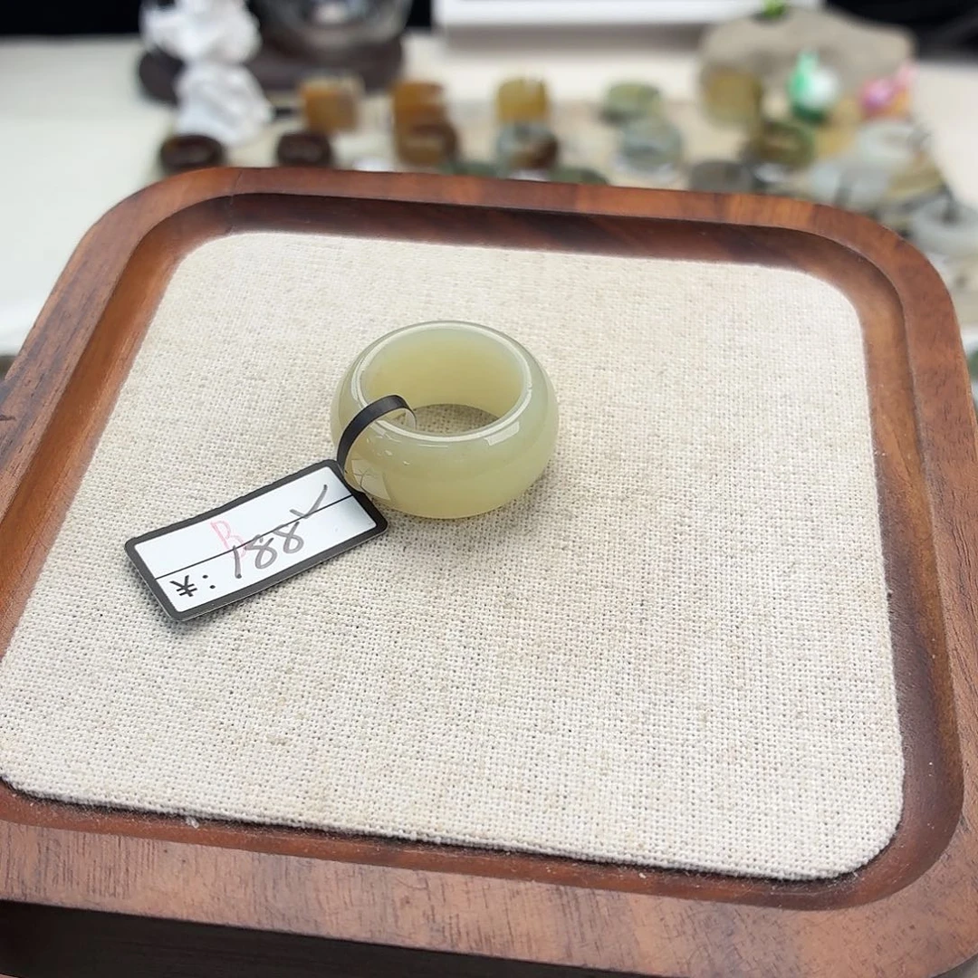 未镶嵌戒圈和田玉F60奶黄墩墩16.2不退换