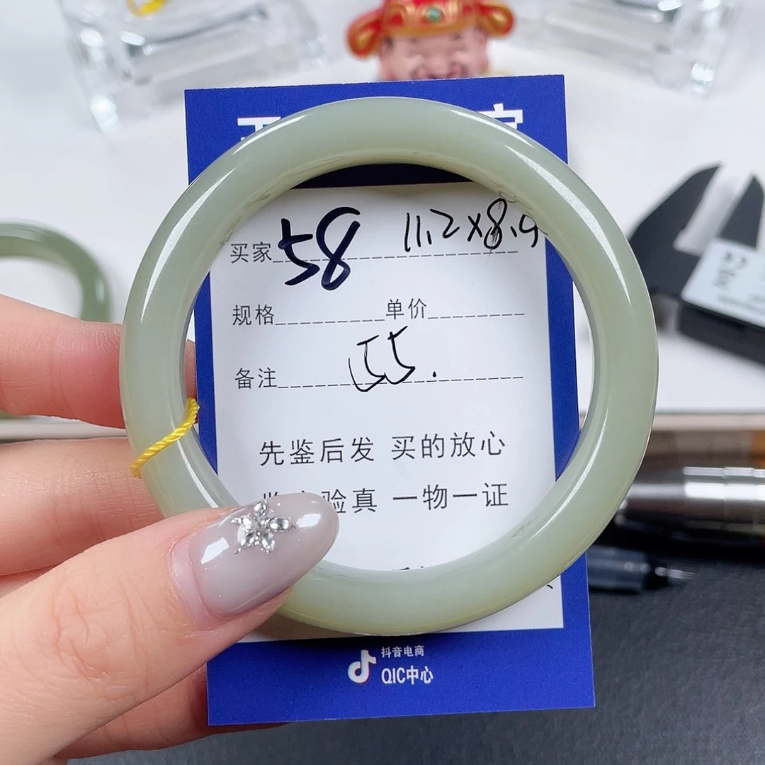 未镶嵌手镯和田玉小**婆