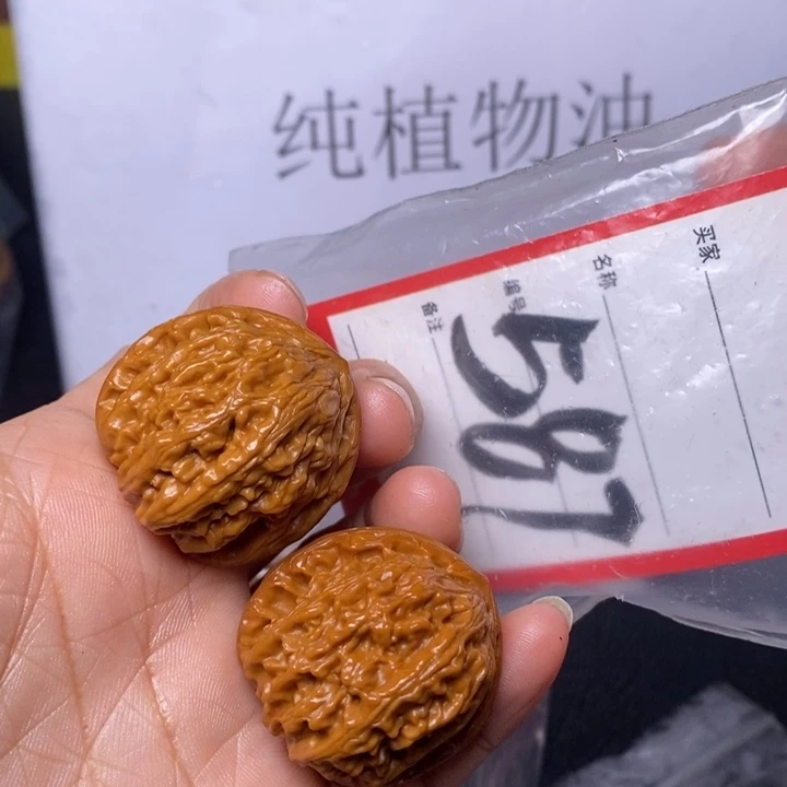 文玩核桃把件587，33白狮子色差