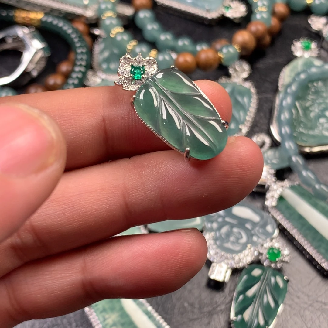 翡翠未镶嵌颈饰小叶子