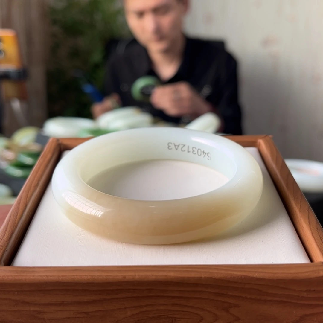 和田玉未镶嵌手镯