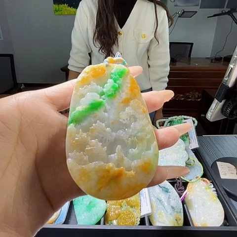 翡翠未镶嵌颈饰一个