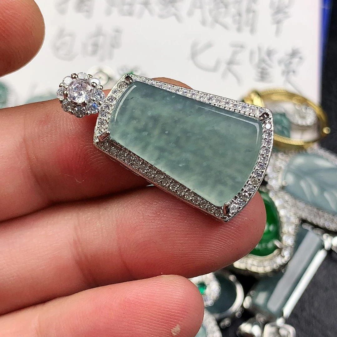 翡翠未镶嵌颈饰无事牌