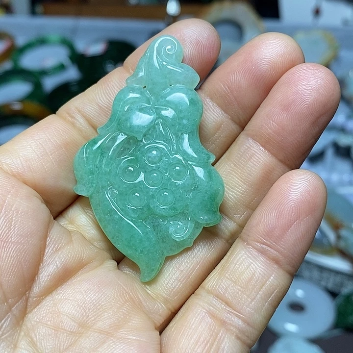 翡翠未镶嵌吊坠(赠链)